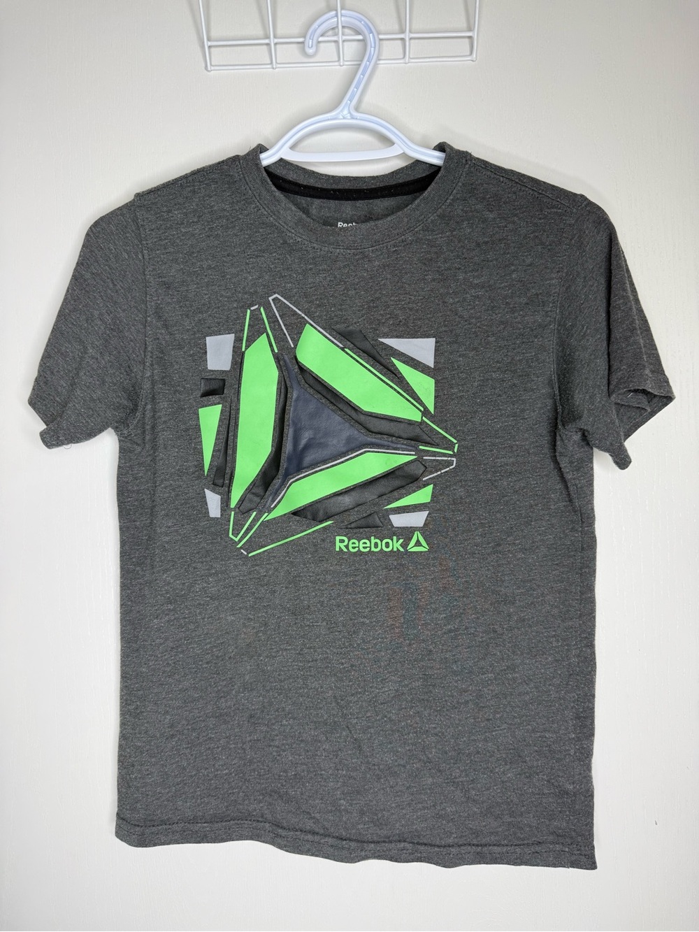 🔥2 for $10🔥 Reebok Boys Gray Graphic Tee with Green Accent Medium (8)